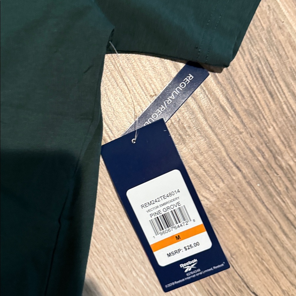 Reebok Dark Green T-Shirt BNWT size M - Picture 2 of 3